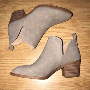 NWT NIB V-cut Taupe Boots/Booties